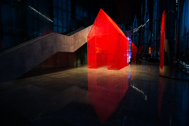 Chiharu Shiota 《First House》2014,　Installation: metal frame, red wool 　Zorlu Center Performing Arts Center, Istanbul, Turkey　Photo by Yurttas Tumer　©JASPAR, Tokyo, 2022 and Chiharu Shiota